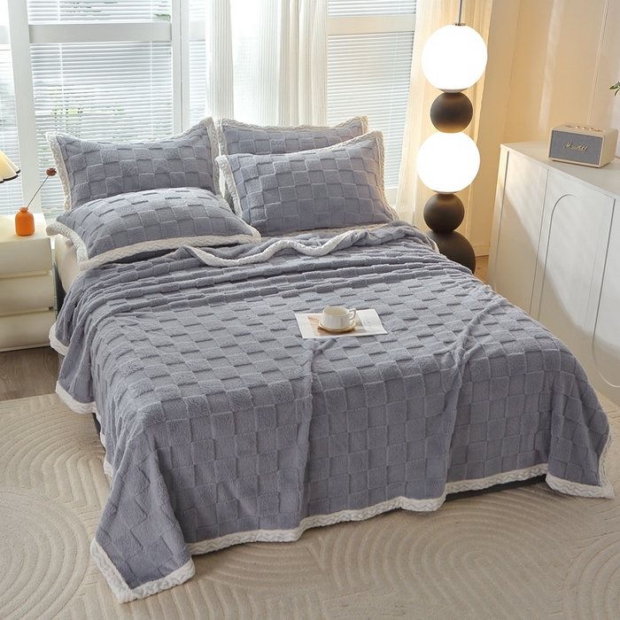 91家纺网 家纺一手货源 找家纺 栩裕纺织 2025新款意大利面包格毛毯-包边款 面包格包边款-蓝灰