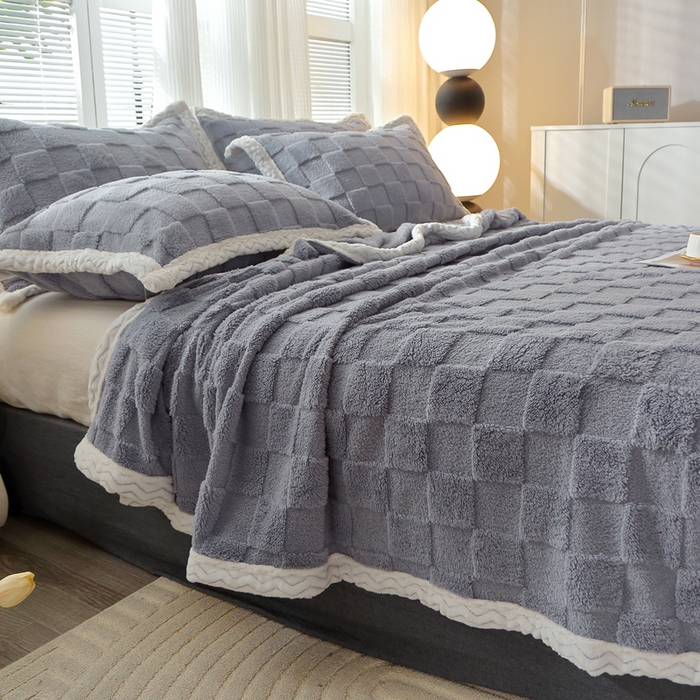 91家纺网 家纺一手货源 找家纺 栩裕纺织 2025新款意大利面包格毛毯-包边款 面包格包边款-蓝灰