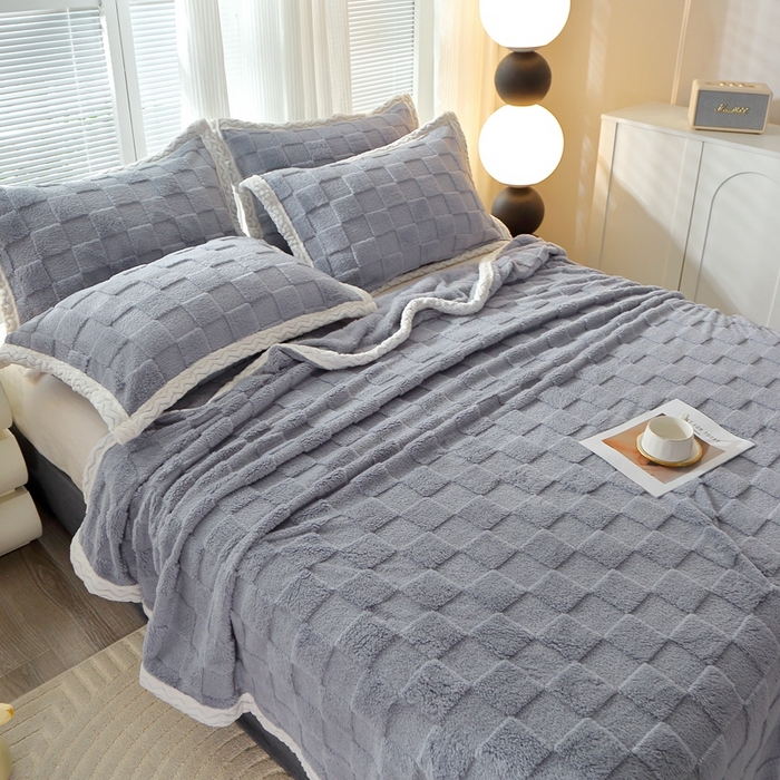 91家纺网 家纺一手货源 找家纺 栩裕纺织 2025新款意大利面包格毛毯-包边款 面包格包边款-蓝灰