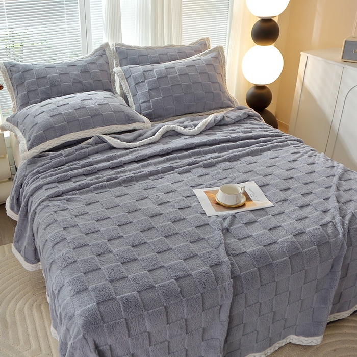 91家纺网 家纺一手货源 找家纺 栩裕纺织 2025新款意大利面包格毛毯-包边款 面包格包边款-蓝灰