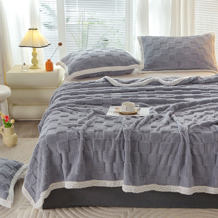 91家纺网 家纺一手货源 找家纺 栩裕纺织 2025新款意大利面包格毛毯-包边款 面包格包边款-蓝灰