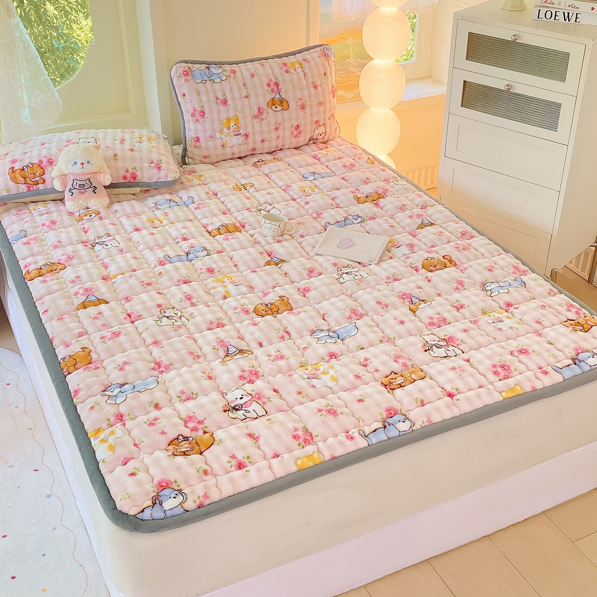 91家纺网 家纺一手货源 找家纺 眠势力 2025新款牛奶绒泡泡床垫加绒仿兔毛绒床褥子秋冬保暖珊瑚绒夹棉床护垫 童趣花园