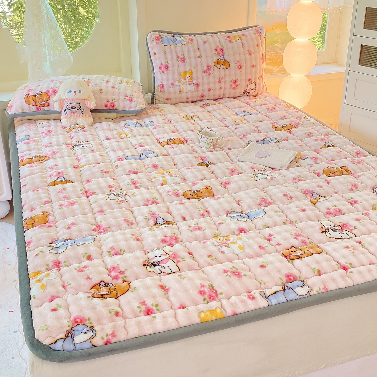 91家纺网 家纺一手货源 找家纺 眠势力 2025新款牛奶绒泡泡床垫加绒仿兔毛绒床褥子秋冬保暖珊瑚绒夹棉床护垫 童趣花园