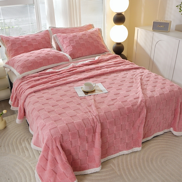 91家纺网 家纺一手货源 找家纺 栩裕纺织 2025新款意大利面包格毛毯-包边款 面包格包边款-玫瑰粉