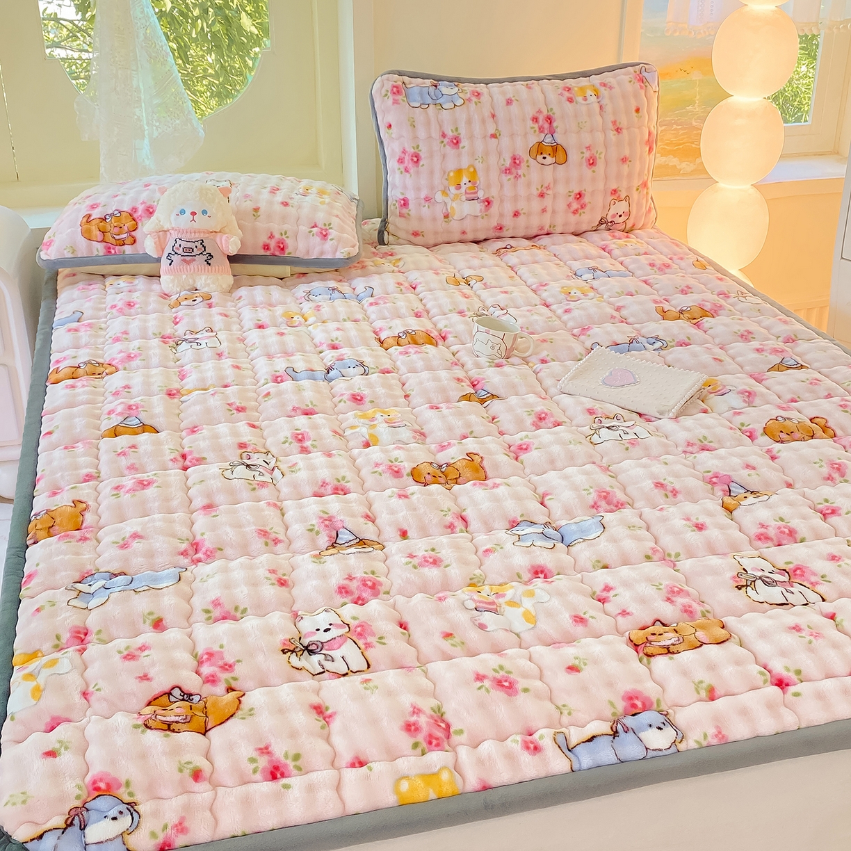 91家纺网 家纺一手货源 找家纺 眠势力 2025新款牛奶绒泡泡床垫加绒仿兔毛绒床褥子秋冬保暖珊瑚绒夹棉床护垫 童趣花园