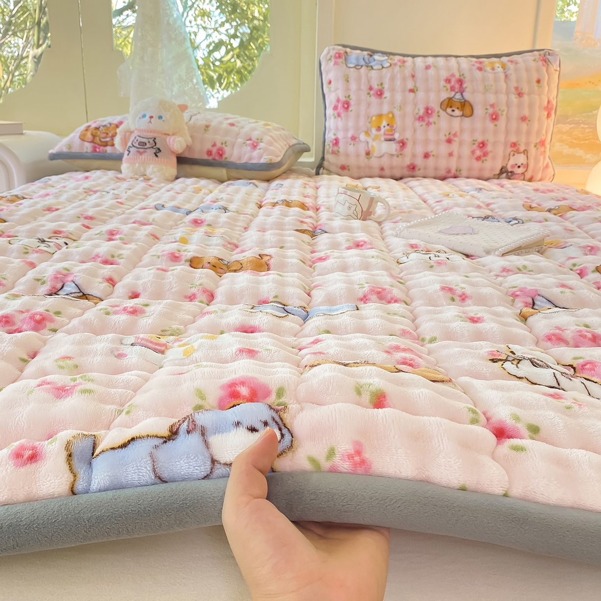 91家纺网 家纺一手货源 找家纺 眠势力 2025新款牛奶绒泡泡床垫加绒仿兔毛绒床褥子秋冬保暖珊瑚绒夹棉床护垫 童趣花园