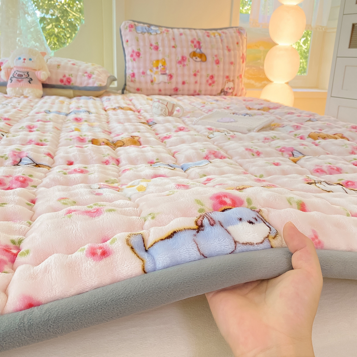 91家纺网 家纺一手货源 找家纺 眠势力 2025新款牛奶绒泡泡床垫加绒仿兔毛绒床褥子秋冬保暖珊瑚绒夹棉床护垫 童趣花园