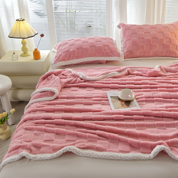 91家纺网 家纺一手货源 找家纺 栩裕纺织 2025新款意大利面包格毛毯-包边款 面包格包边款-玫瑰粉