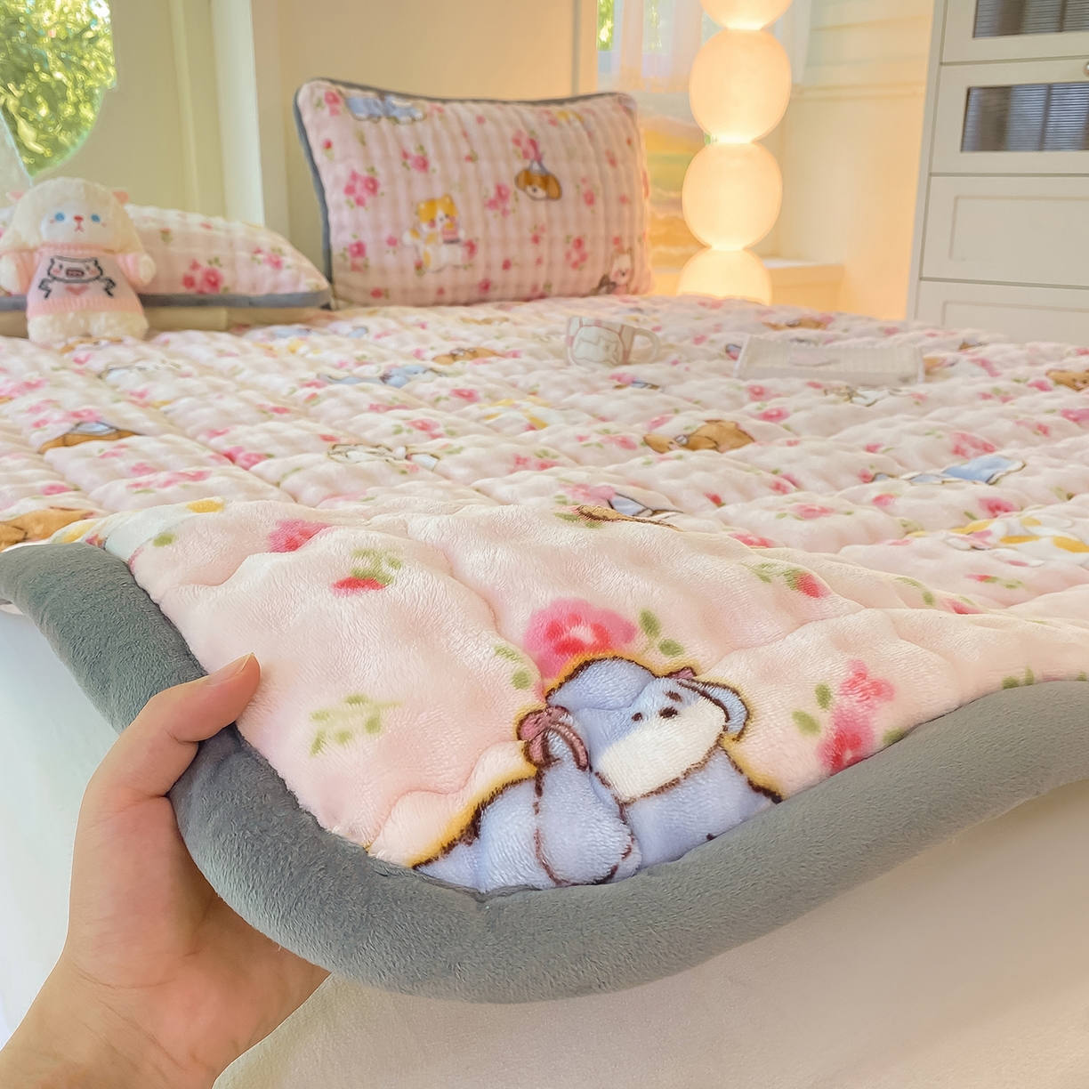 91家纺网 家纺一手货源 找家纺 眠势力 2025新款牛奶绒泡泡床垫加绒仿兔毛绒床褥子秋冬保暖珊瑚绒夹棉床护垫 童趣花园