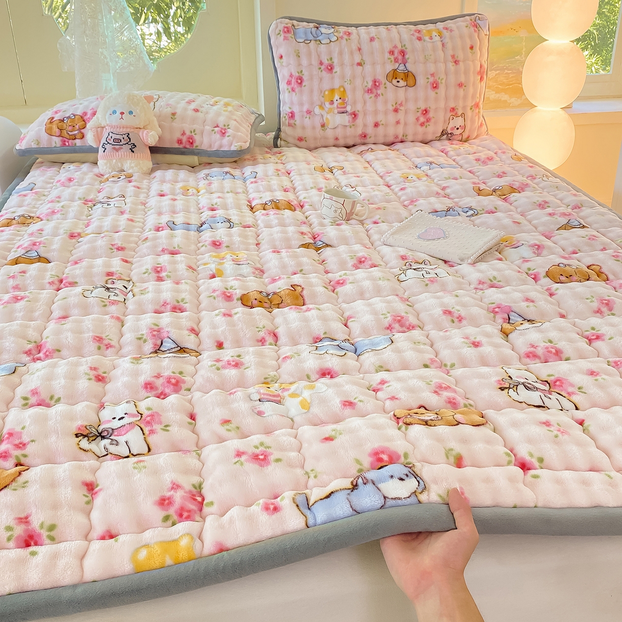 91家纺网 家纺一手货源 找家纺 眠势力 2025新款牛奶绒泡泡床垫加绒仿兔毛绒床褥子秋冬保暖珊瑚绒夹棉床护垫 童趣花园