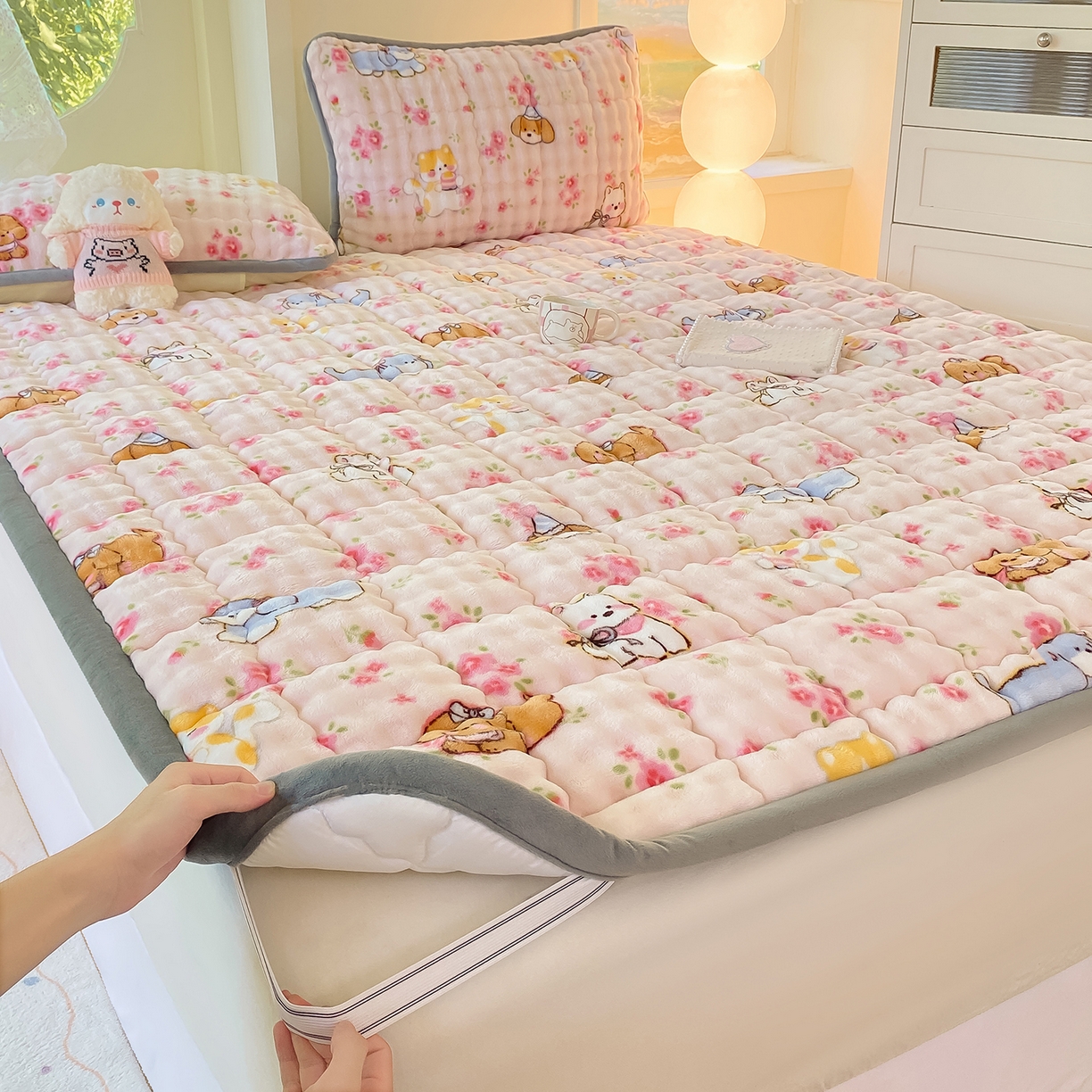 91家纺网 家纺一手货源 找家纺 眠势力 2025新款牛奶绒泡泡床垫加绒仿兔毛绒床褥子秋冬保暖珊瑚绒夹棉床护垫 童趣花园