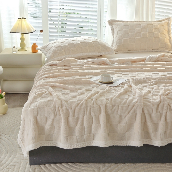 91家纺网 家纺一手货源 找家纺 栩裕纺织 2025新款意大利面包格毛毯-包边款 面包格包边款-米杏色