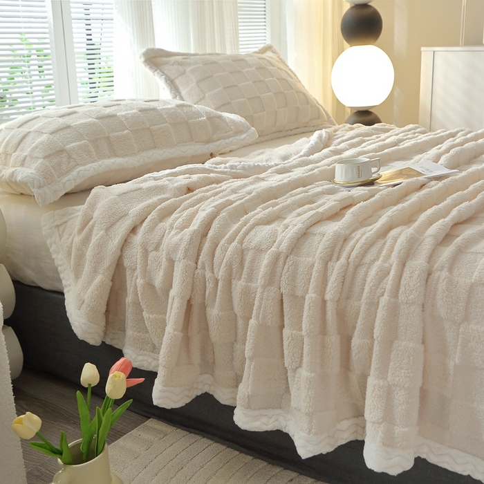 91家纺网 家纺一手货源 找家纺 栩裕纺织 2025新款意大利面包格毛毯-包边款 面包格包边款-米杏色