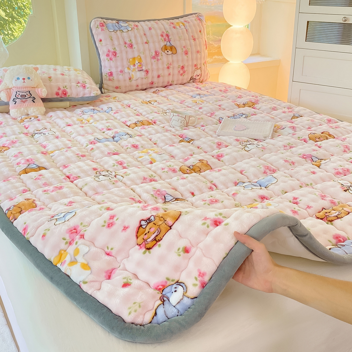 91家纺网 家纺一手货源 找家纺 眠势力 2025新款牛奶绒泡泡床垫加绒仿兔毛绒床褥子秋冬保暖珊瑚绒夹棉床护垫 童趣花园