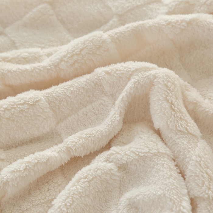 91家纺网 家纺一手货源 找家纺 栩裕纺织 2025新款意大利面包格毛毯-包边款 面包格包边款-米杏色