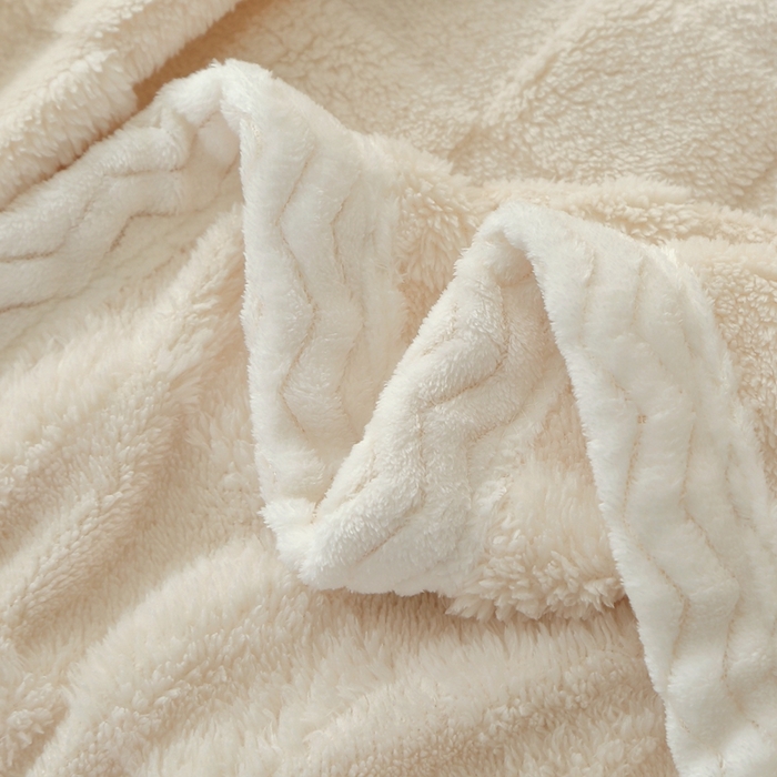 91家纺网 家纺一手货源 找家纺 栩裕纺织 2025新款意大利面包格毛毯-包边款 面包格包边款-米杏色