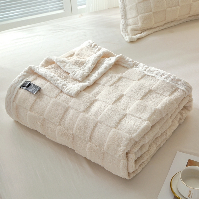 91家纺网 家纺一手货源 找家纺 栩裕纺织 2025新款意大利面包格毛毯-包边款 面包格包边款-米杏色