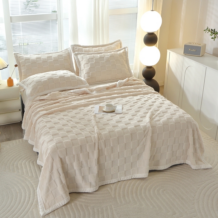 91家纺网 家纺一手货源 找家纺 栩裕纺织 2025新款意大利面包格毛毯-包边款 面包格包边款-米杏色