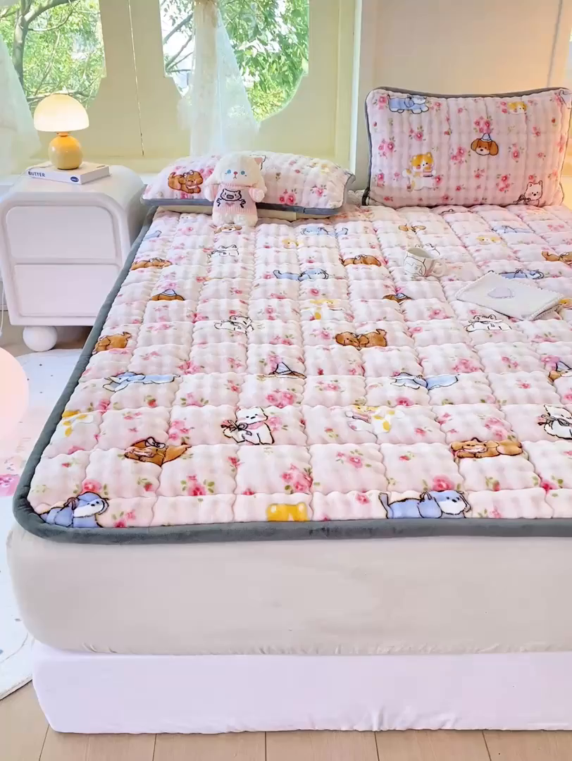 91家纺网 家纺一手货源 找家纺 眠势力 2025新款牛奶绒泡泡床垫加绒仿兔毛绒床褥子秋冬保暖珊瑚绒夹棉床护垫 童趣花园