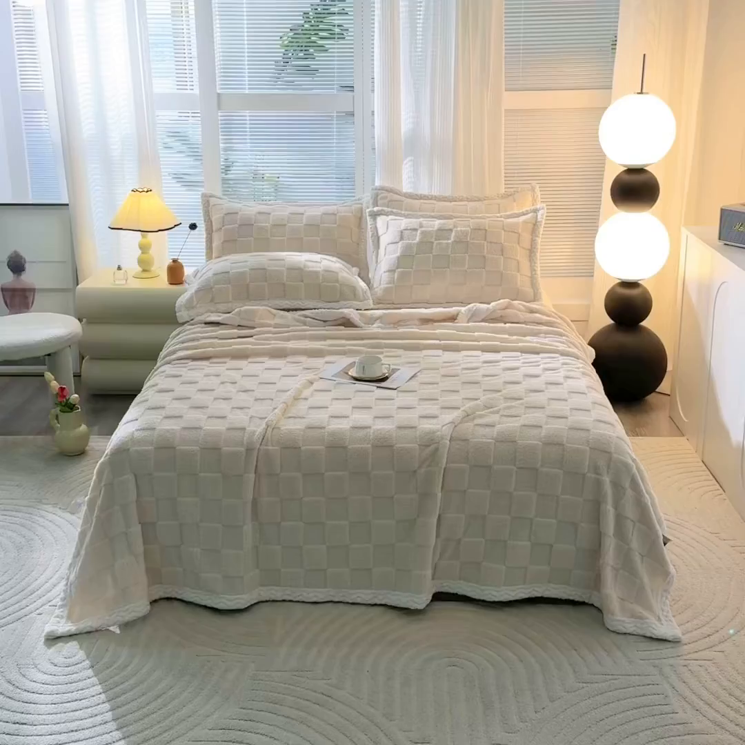 91家纺网 家纺一手货源 找家纺 栩裕纺织 2025新款意大利面包格毛毯-包边款 面包格包边款-米杏色