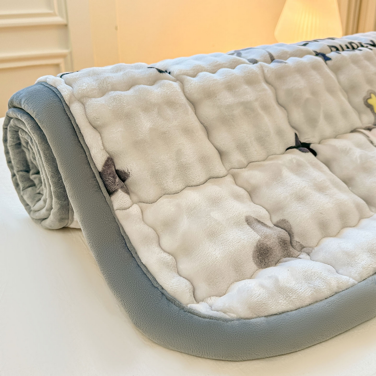 91家纺网 家纺一手货源 找家纺 眠势力 2025新款牛奶绒泡泡床垫加绒仿兔毛绒床褥子秋冬保暖珊瑚绒夹棉床护垫 星星猫咪