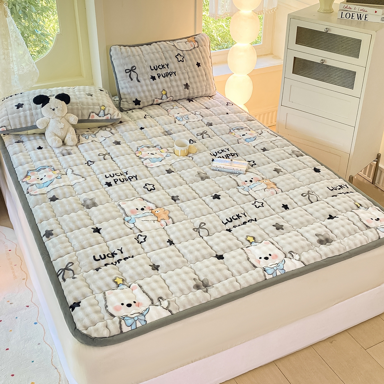 91家纺网 家纺一手货源 找家纺 眠势力 2025新款牛奶绒泡泡床垫加绒仿兔毛绒床褥子秋冬保暖珊瑚绒夹棉床护垫 星星猫咪