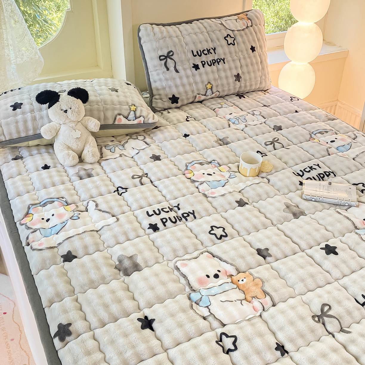 91家纺网 家纺一手货源 找家纺 眠势力 2025新款牛奶绒泡泡床垫加绒仿兔毛绒床褥子秋冬保暖珊瑚绒夹棉床护垫 星星猫咪