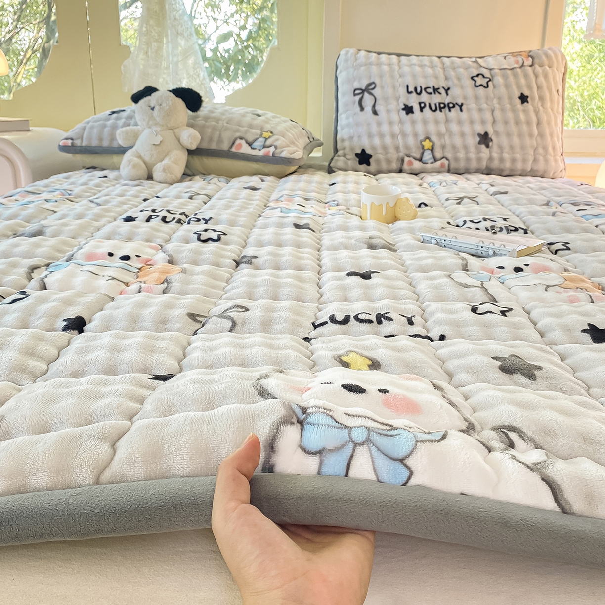 91家纺网 家纺一手货源 找家纺 眠势力 2025新款牛奶绒泡泡床垫加绒仿兔毛绒床褥子秋冬保暖珊瑚绒夹棉床护垫 星星猫咪