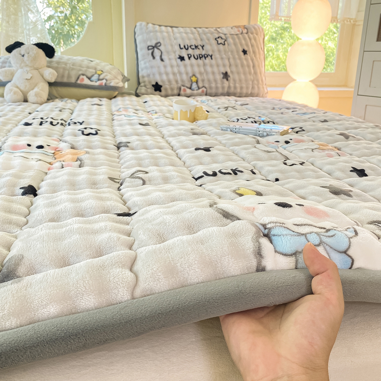 91家纺网 家纺一手货源 找家纺 眠势力 2025新款牛奶绒泡泡床垫加绒仿兔毛绒床褥子秋冬保暖珊瑚绒夹棉床护垫 星星猫咪