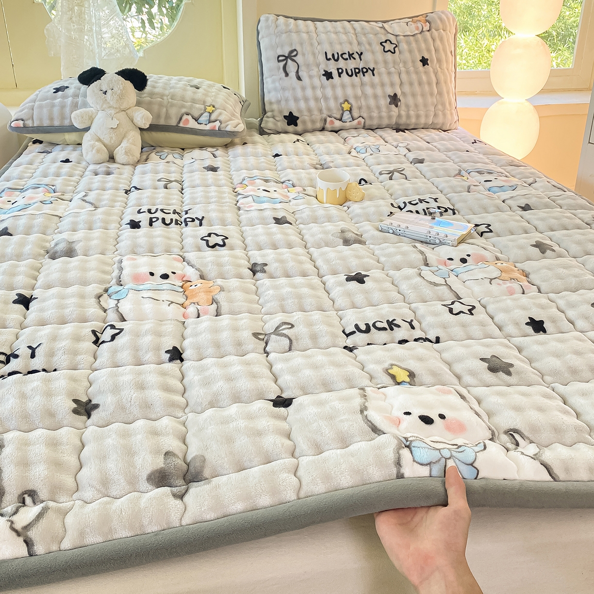 91家纺网 家纺一手货源 找家纺 眠势力 2025新款牛奶绒泡泡床垫加绒仿兔毛绒床褥子秋冬保暖珊瑚绒夹棉床护垫 星星猫咪