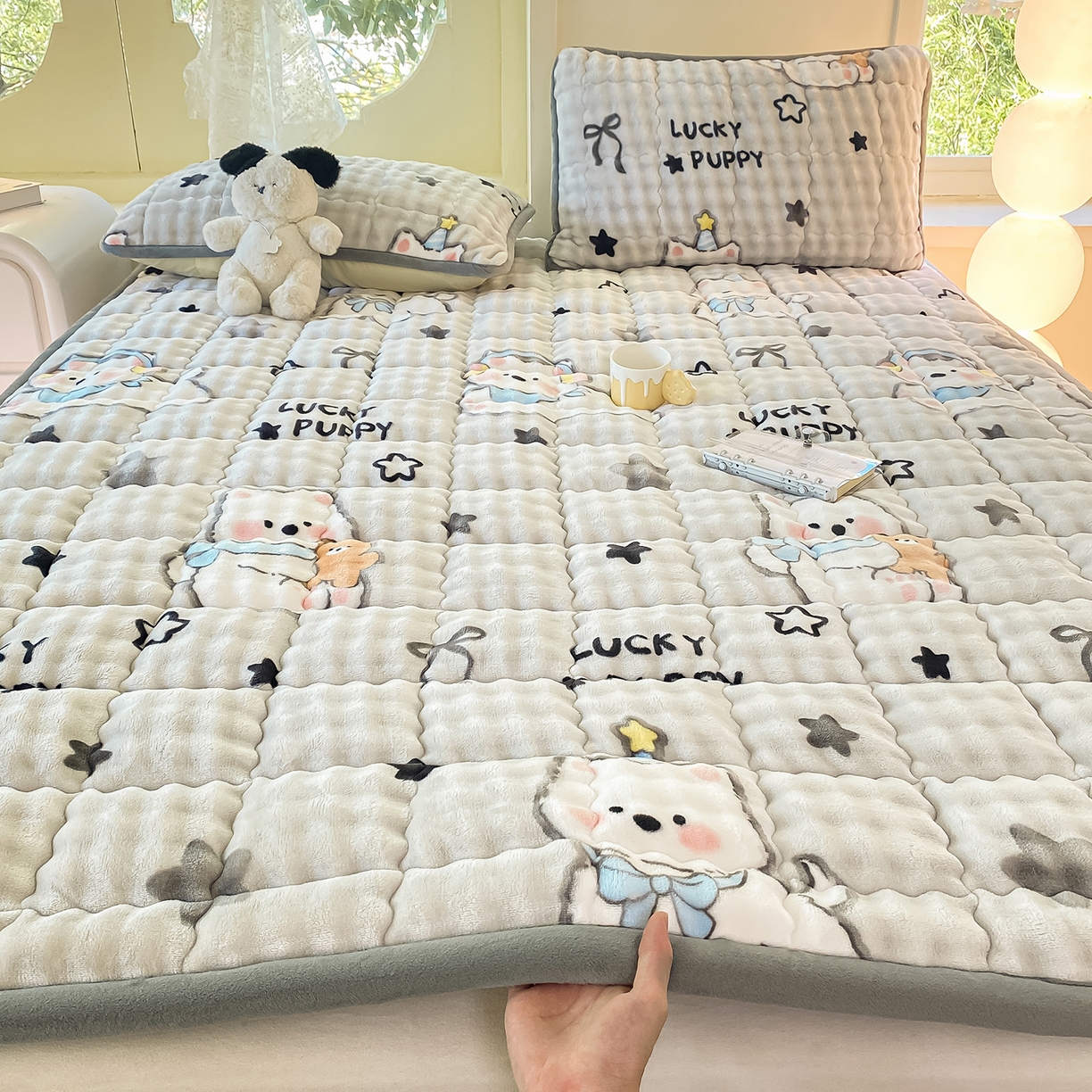 91家纺网 家纺一手货源 找家纺 眠势力 2025新款牛奶绒泡泡床垫加绒仿兔毛绒床褥子秋冬保暖珊瑚绒夹棉床护垫 星星猫咪