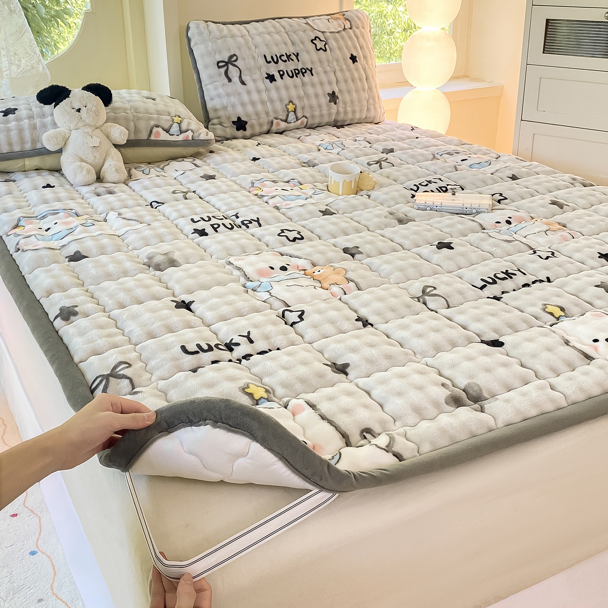 91家纺网 家纺一手货源 找家纺 眠势力 2025新款牛奶绒泡泡床垫加绒仿兔毛绒床褥子秋冬保暖珊瑚绒夹棉床护垫 星星猫咪