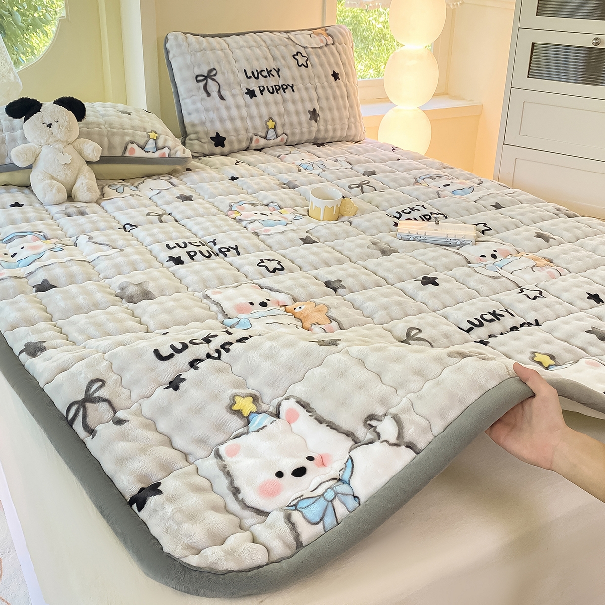 91家纺网 家纺一手货源 找家纺 眠势力 2025新款牛奶绒泡泡床垫加绒仿兔毛绒床褥子秋冬保暖珊瑚绒夹棉床护垫 星星猫咪