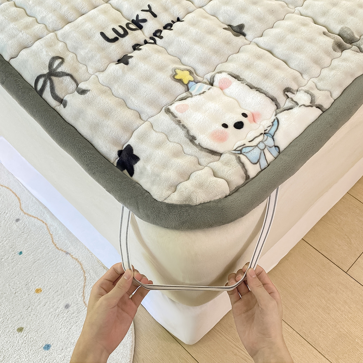 91家纺网 家纺一手货源 找家纺 眠势力 2025新款牛奶绒泡泡床垫加绒仿兔毛绒床褥子秋冬保暖珊瑚绒夹棉床护垫 星星猫咪