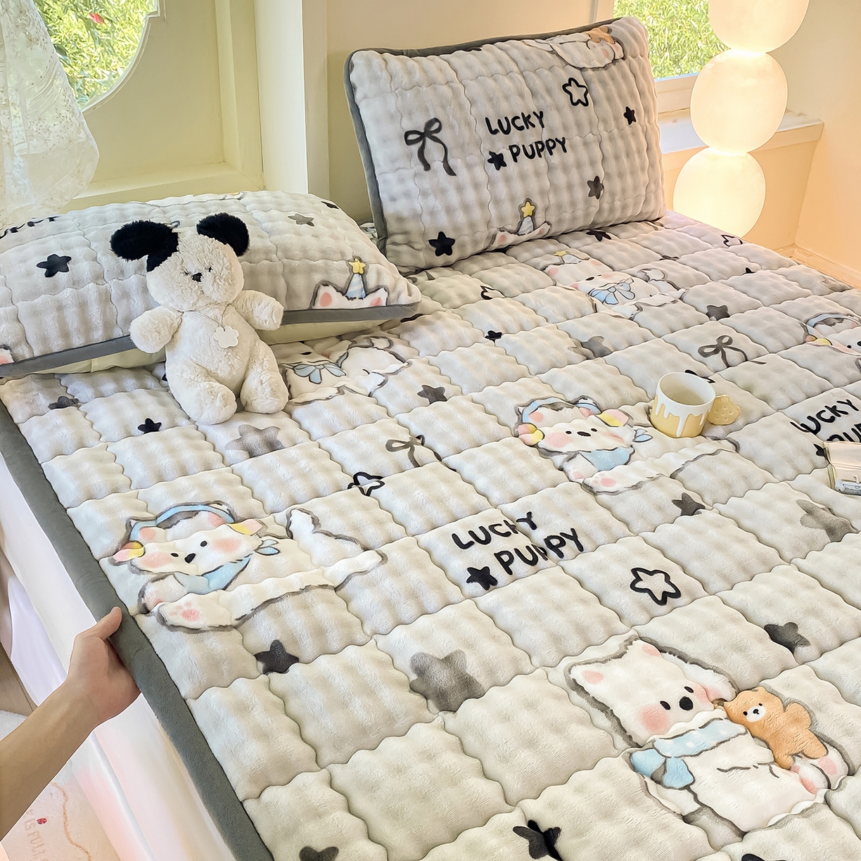 91家纺网 家纺一手货源 找家纺 眠势力 2025新款牛奶绒泡泡床垫加绒仿兔毛绒床褥子秋冬保暖珊瑚绒夹棉床护垫 星星猫咪