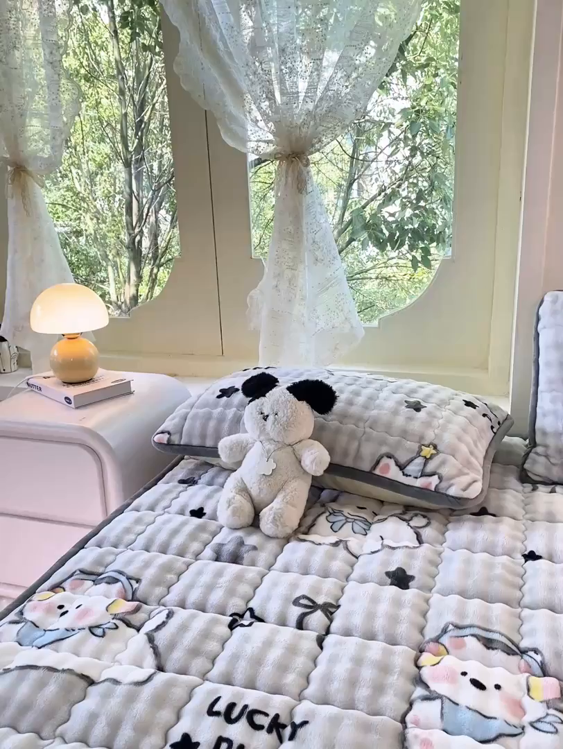 91家纺网 家纺一手货源 找家纺 眠势力 2025新款牛奶绒泡泡床垫加绒仿兔毛绒床褥子秋冬保暖珊瑚绒夹棉床护垫 星星猫咪