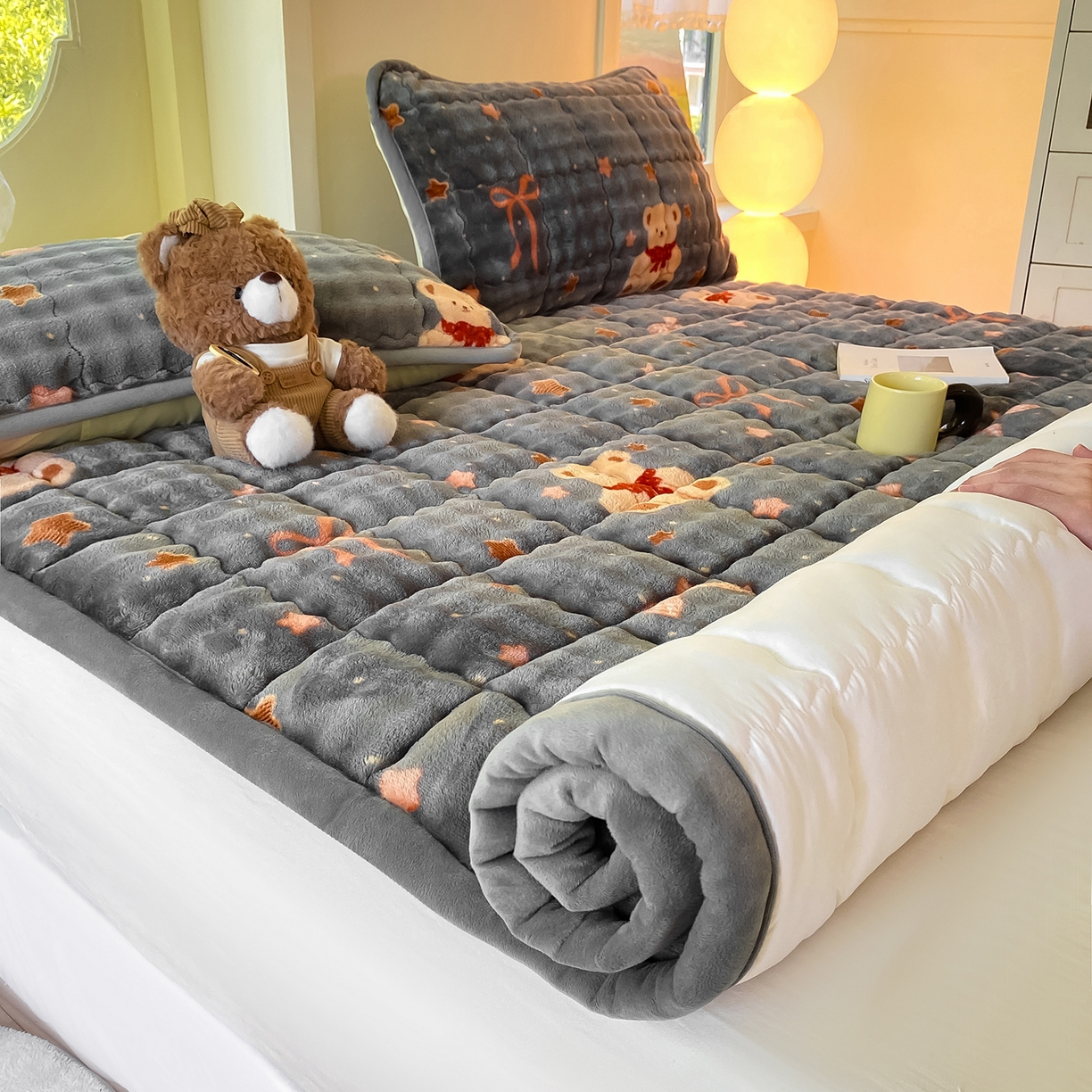 91家纺网 家纺一手货源 找家纺 眠势力 2025新款牛奶绒泡泡床垫加绒仿兔毛绒床褥子秋冬保暖珊瑚绒夹棉床护垫 星星小熊