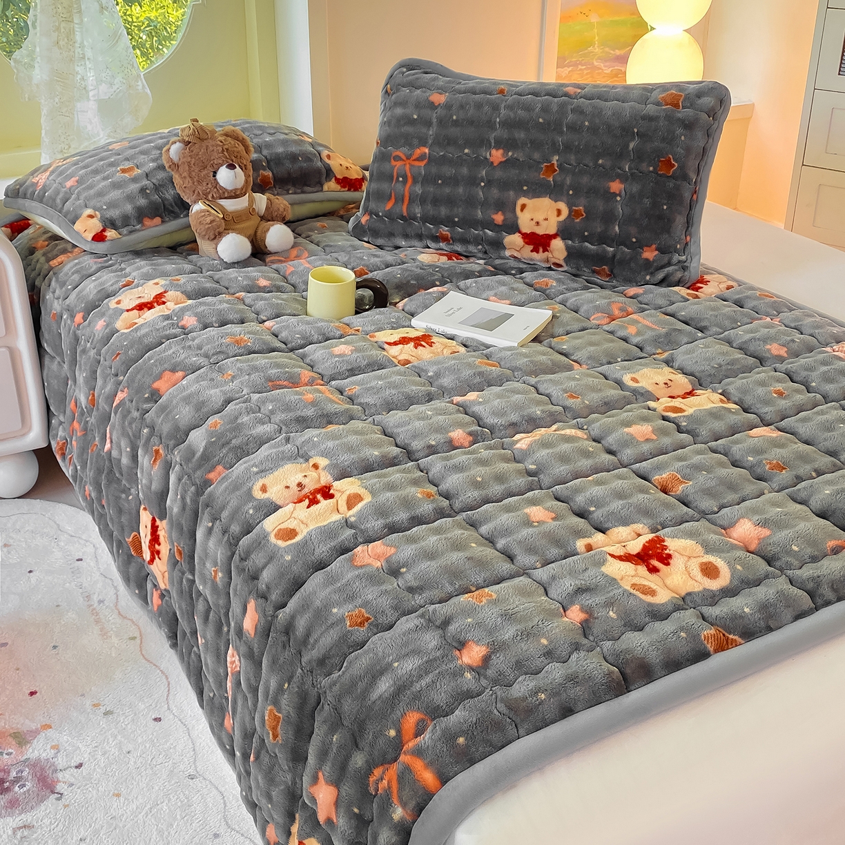 91家纺网 家纺一手货源 找家纺 眠势力 2025新款牛奶绒泡泡床垫加绒仿兔毛绒床褥子秋冬保暖珊瑚绒夹棉床护垫 星星小熊