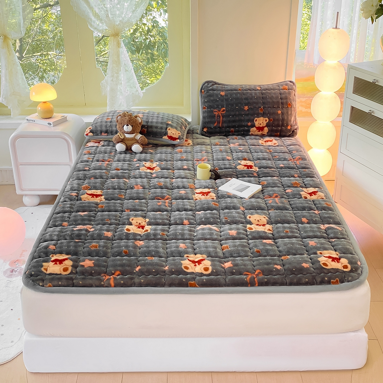 91家纺网 家纺一手货源 找家纺 眠势力 2025新款牛奶绒泡泡床垫加绒仿兔毛绒床褥子秋冬保暖珊瑚绒夹棉床护垫 星星小熊