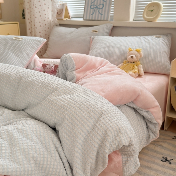 91家纺网 家纺一手货源 找家纺 （总）十里居 2025新款lns奶油双拼华夫格烂花牛奶绒四件套 华夫格系列