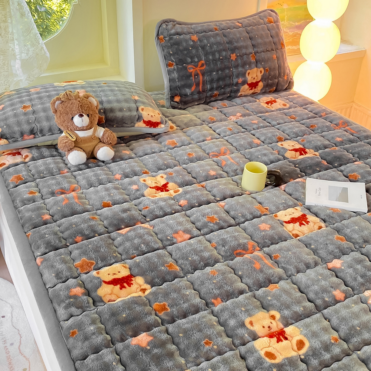 91家纺网 家纺一手货源 找家纺 眠势力 2025新款牛奶绒泡泡床垫加绒仿兔毛绒床褥子秋冬保暖珊瑚绒夹棉床护垫 星星小熊