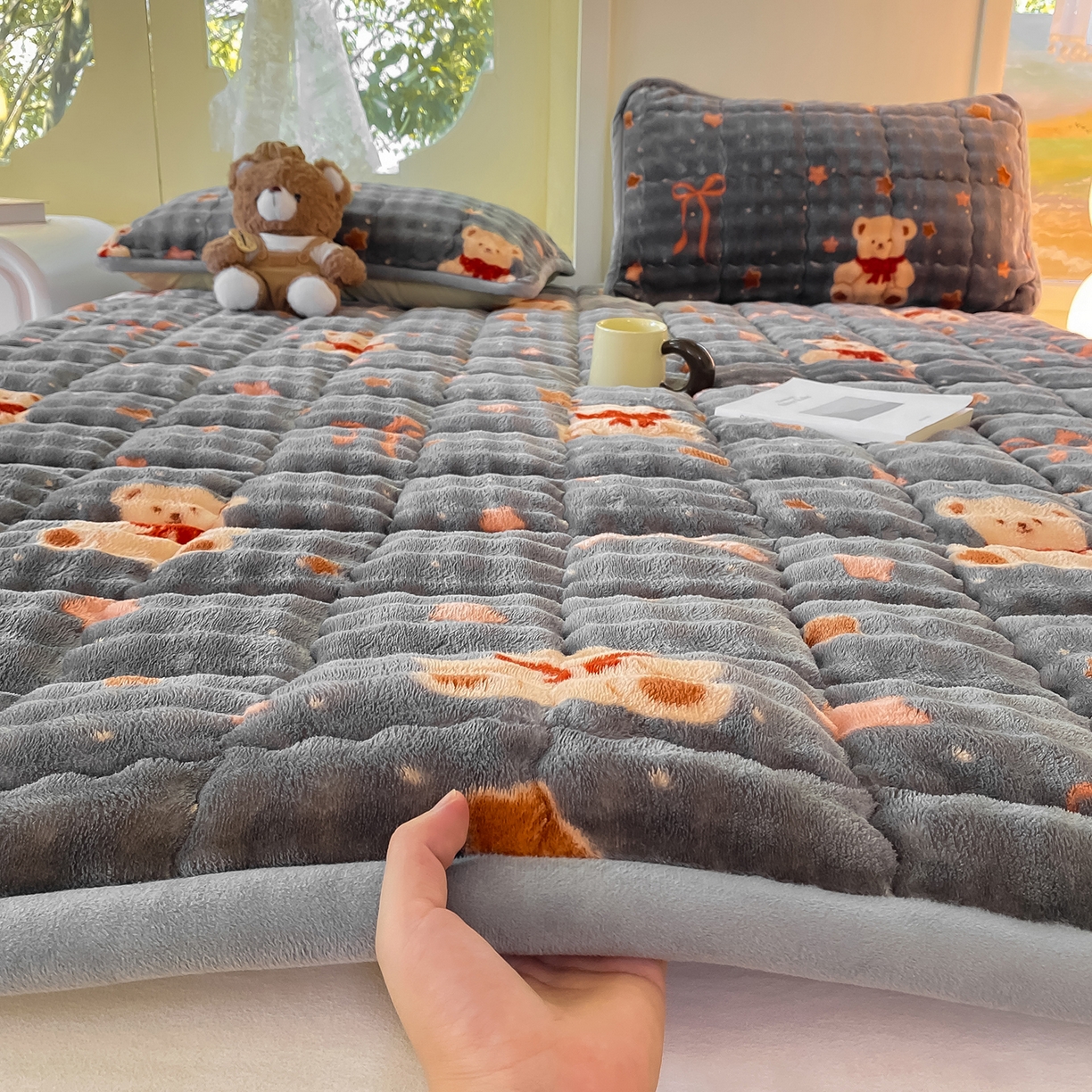 91家纺网 家纺一手货源 找家纺 眠势力 2025新款牛奶绒泡泡床垫加绒仿兔毛绒床褥子秋冬保暖珊瑚绒夹棉床护垫 星星小熊