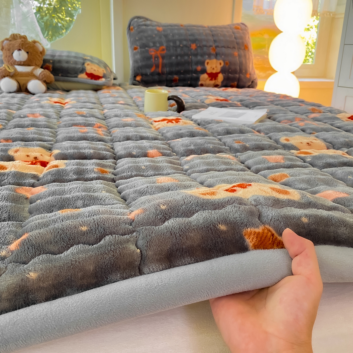 91家纺网 家纺一手货源 找家纺 眠势力 2025新款牛奶绒泡泡床垫加绒仿兔毛绒床褥子秋冬保暖珊瑚绒夹棉床护垫 星星小熊