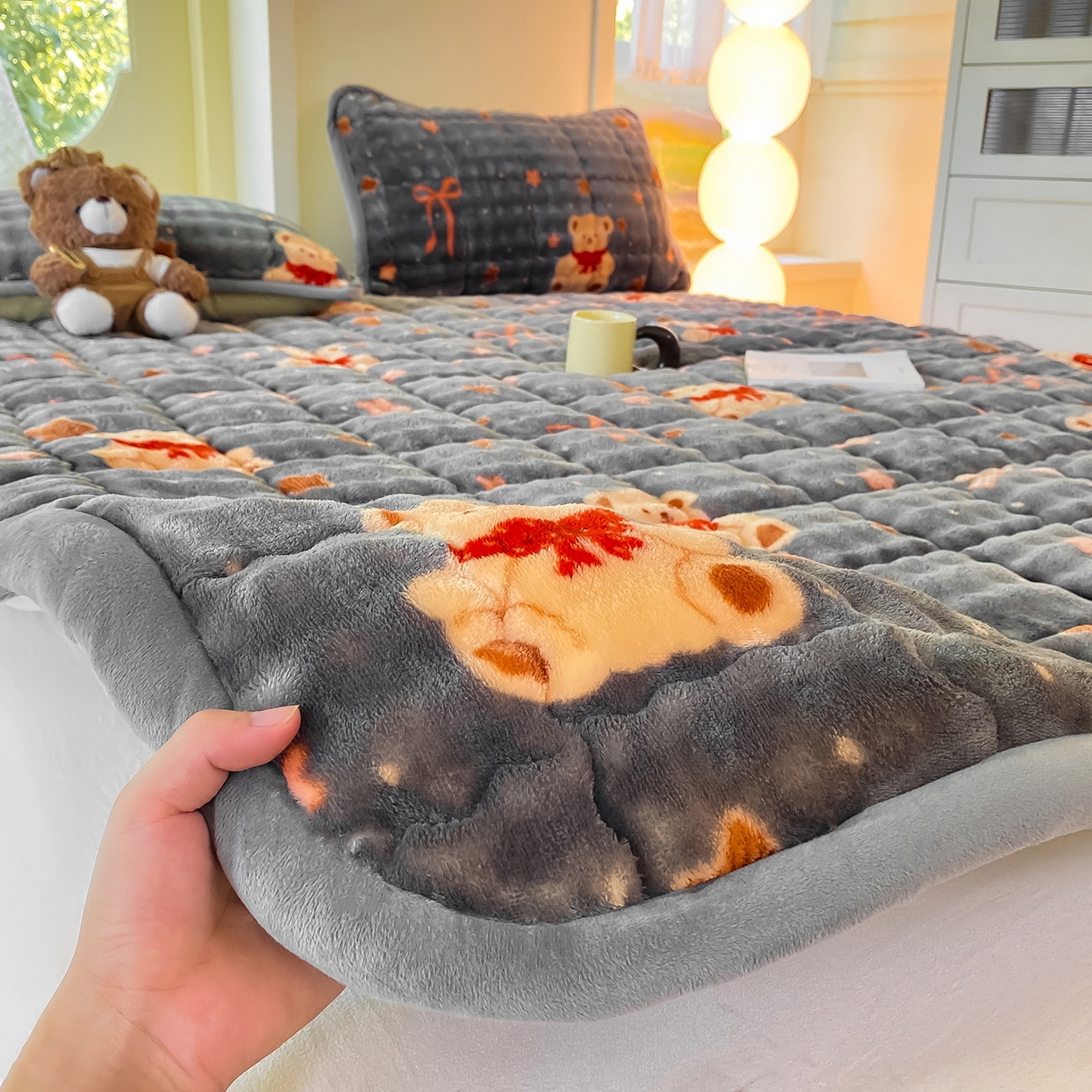 91家纺网 家纺一手货源 找家纺 眠势力 2025新款牛奶绒泡泡床垫加绒仿兔毛绒床褥子秋冬保暖珊瑚绒夹棉床护垫 星星小熊