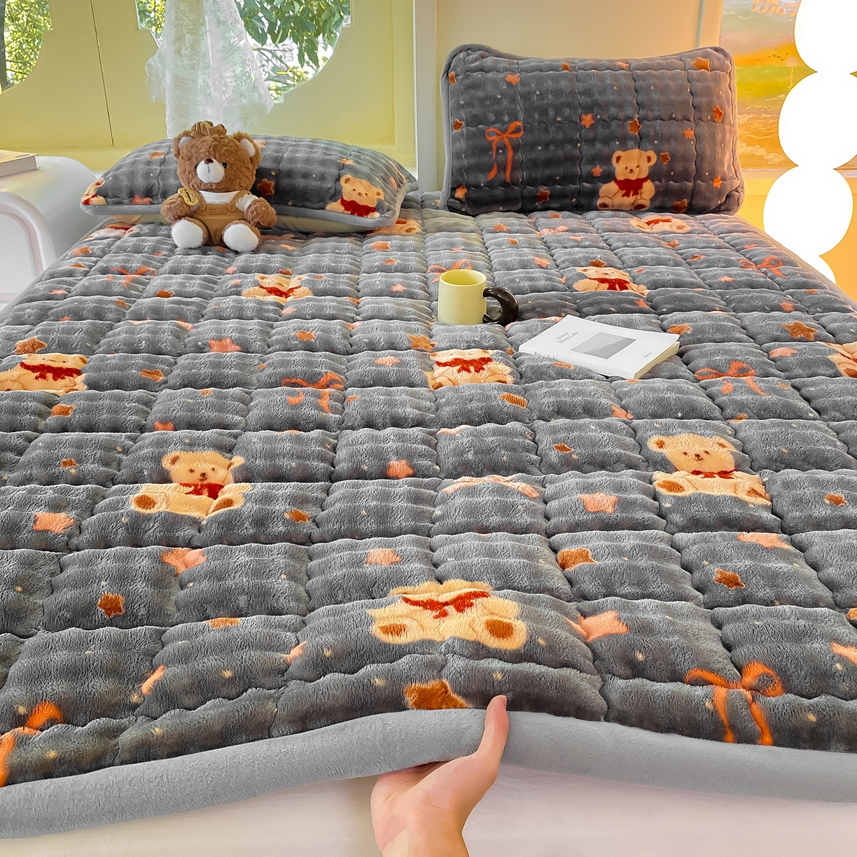 91家纺网 家纺一手货源 找家纺 眠势力 2025新款牛奶绒泡泡床垫加绒仿兔毛绒床褥子秋冬保暖珊瑚绒夹棉床护垫 星星小熊