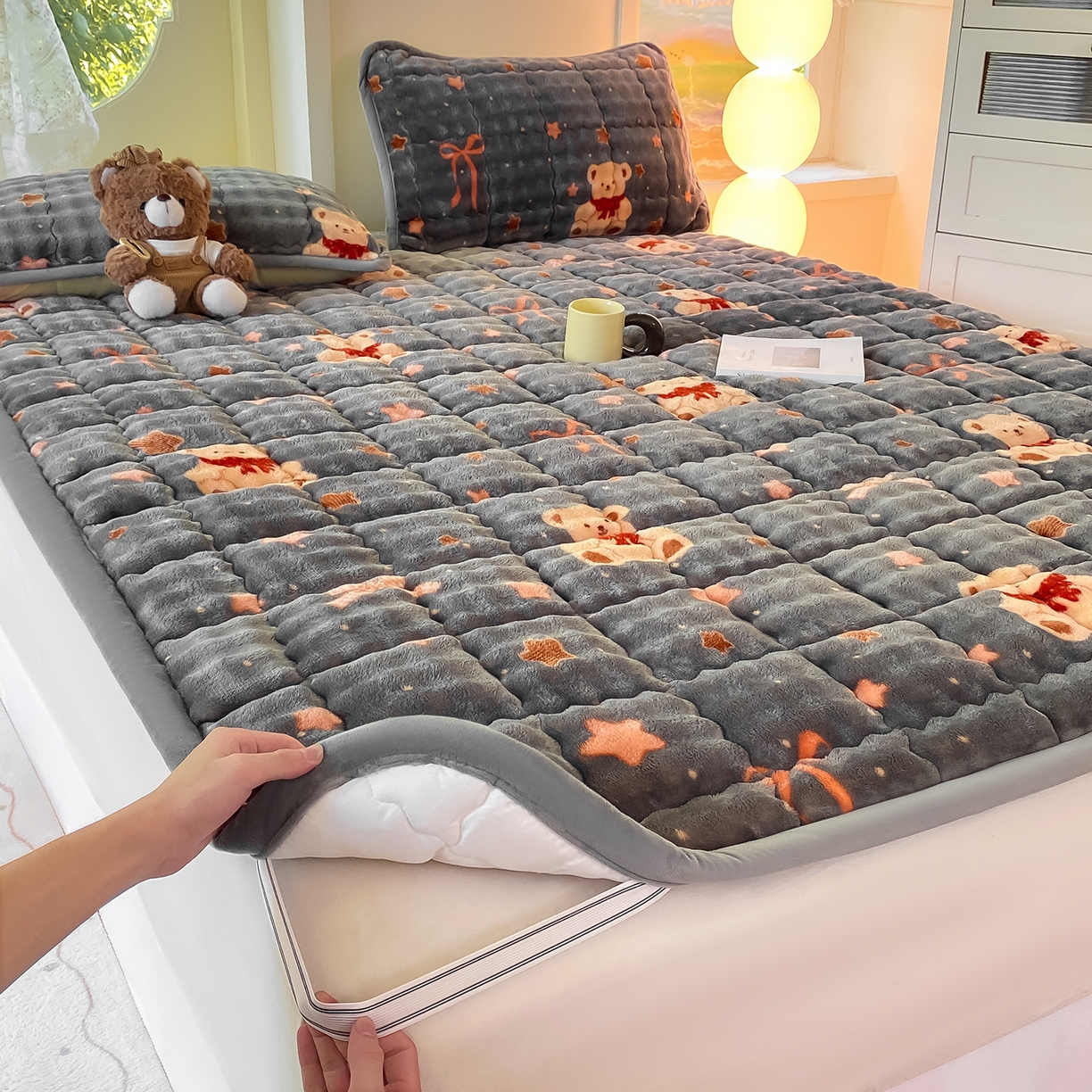 91家纺网 家纺一手货源 找家纺 眠势力 2025新款牛奶绒泡泡床垫加绒仿兔毛绒床褥子秋冬保暖珊瑚绒夹棉床护垫 星星小熊