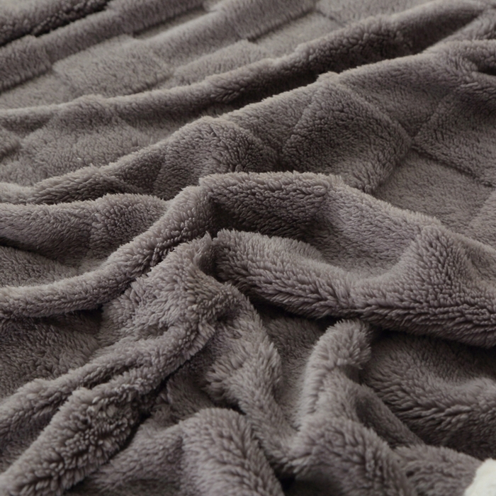 91家纺网 家纺一手货源 找家纺 栩裕纺织 2025新款意大利面包格毛毯-包边款 面包格包边款-深灰