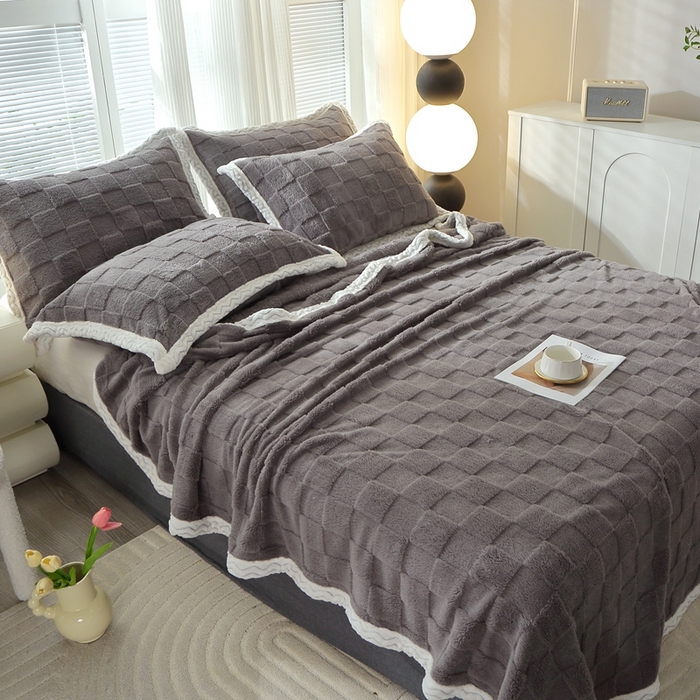 91家纺网 家纺一手货源 找家纺 栩裕纺织 2025新款意大利面包格毛毯-包边款 面包格包边款-深灰