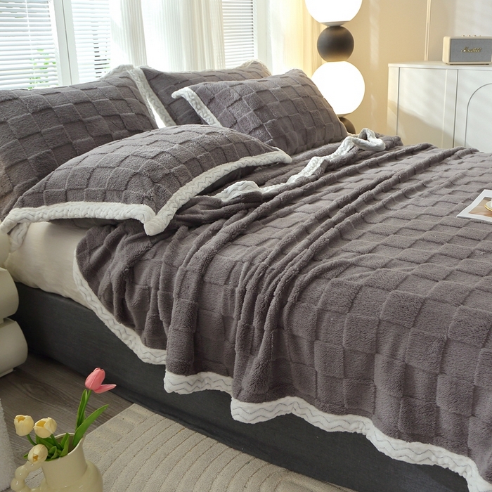 91家纺网 家纺一手货源 找家纺 栩裕纺织 2025新款意大利面包格毛毯-包边款 面包格包边款-深灰