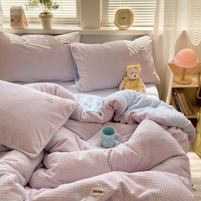 91家纺网 家纺一手货源 找家纺 十里居 2025新款lns奶油双拼华夫格烂花牛奶绒四件套 华夫格系列 华夫格-粉蓝